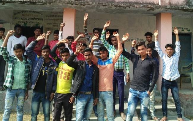 एडमिट कार्ड के लिए वसूली पर भड़के छात्र, प्रदर्शन