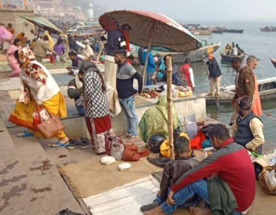 पौष पूर्णिमा स्नान के साथ शुरू हुई माह पर्यंत माघी डुबकी के विधान, वाराणसी में गंगा घाटों पर पहुंचे श्रद्धालु