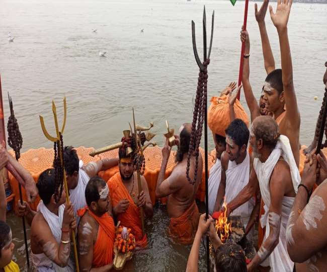 Magh Mela 2021 : हल्की धूप खिली तो बढ़ चले संगम की ओर शहरी और लगी पुण्य की डुबकी