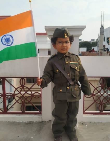 गगन में शान से लहराया तिरंगा, हर तरफ रही वंदेमातरम की गूंज