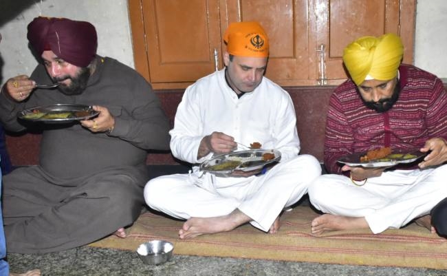 डेढ़ घंटे तक दरबार साहिब में रहे राहुल, पंगत में बैठ छका लंगर