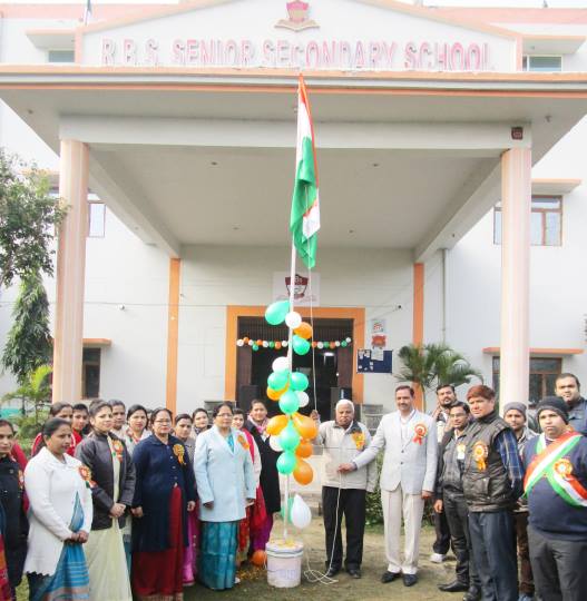जनपद में गूंजा जन-गण-मन, राष्ट्रध्वज फहराकर दी सलामी