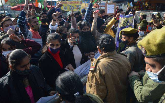 जम्मू : बार्डर बटालियन की लिखित परीक्षा नहीं होने पर भड़के युवा, हल्की धक्का-मुक्की भी हुई