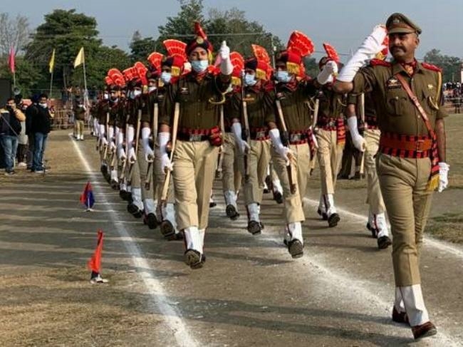 घरों से लेकर संस्थानों तक शान से लहराया तिरंगा