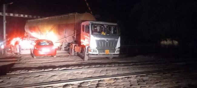 रेलवे फाटक पर फंसा भारी वाहन, बाधित हुआ ट्रेनों का परिचालन
