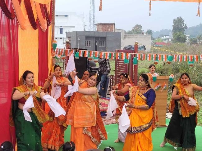गणतंत्र दिवस पर देशभक्ति गीतों पर सांस्कृतिक प्रस्तुतियों ने मोहा
