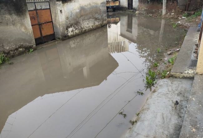 रिश्तेदारों ने भी आना छोड़ दिया, सीवरेज लाइन ठीक करवाओ साहब