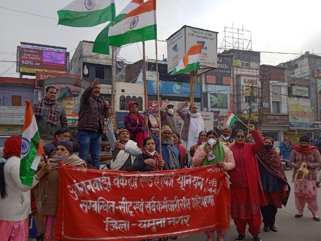 आंगनबाड़ी वर्करों व हेल्परों ने जताया रोष, शहर में निकाला रोष