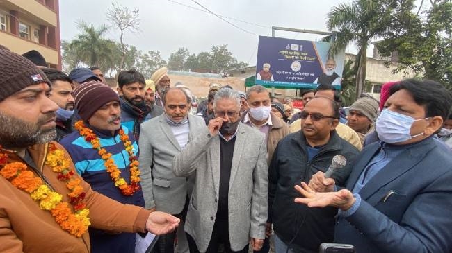 सीएचसी में चिकित्सकों की कमी के विरोध में राजन व अमित का धरना जारी