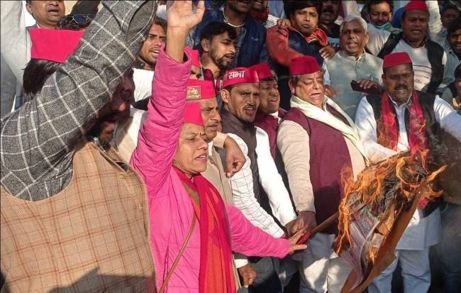 अलीगढ़ में सपाइयों ने फूंका
मुख्यमंत्री का
पुतला, पुलिस देखती रही