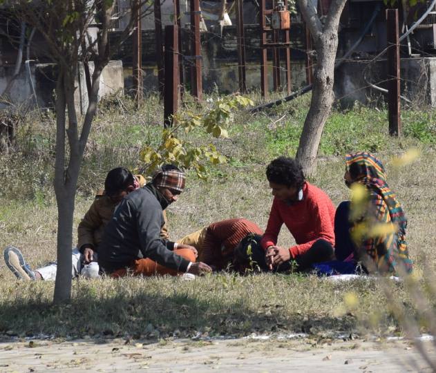 सूरज निकलने से खिले चेहरे..