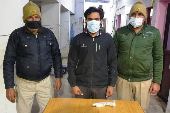 तमंचे के साथ युवक दबोचा