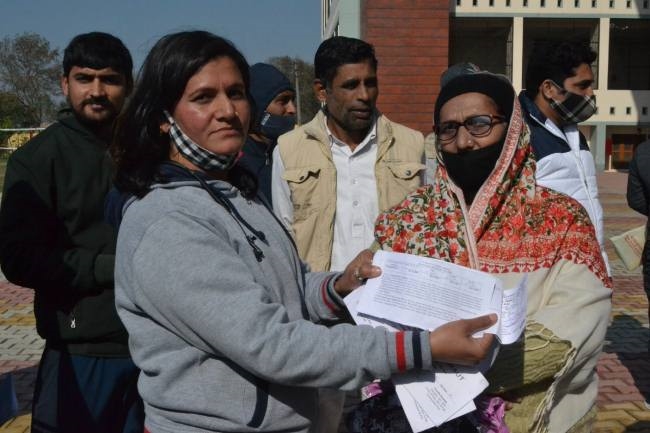 बीच सत्र फीस वृद्धि पर भड़के अभिभावक, सड़क जाम कर किया हंगामा