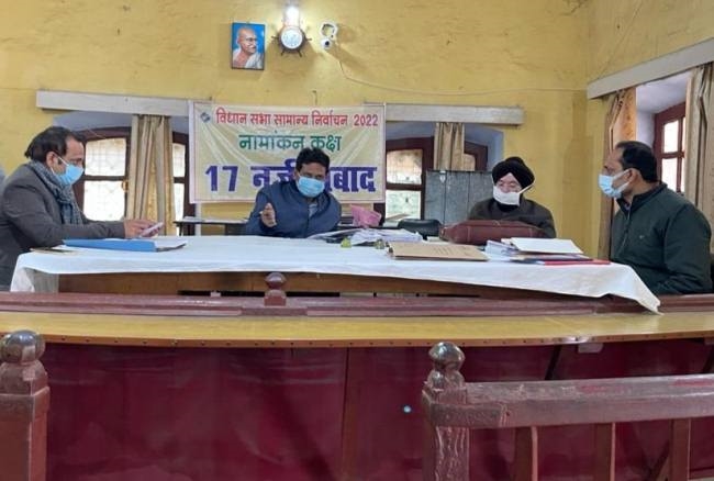 चुनाव प्रेक्षक ने की तैयारियों की समीक्षा