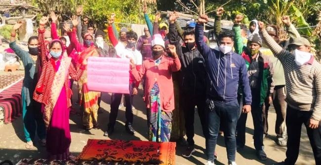 सकार बरम तोक के ग्रामीणों का प्रदर्शन