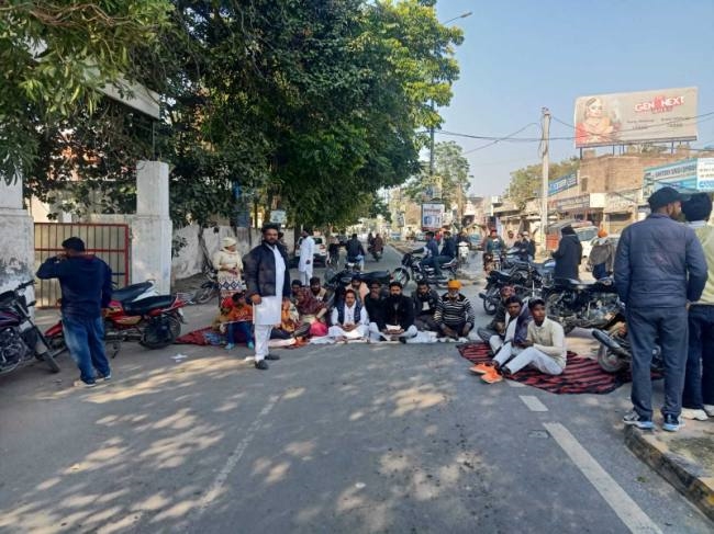 हत्या के मामले में कार्रंवाई न होने पर थाने के बाहर छह घंटे लगाया जाम