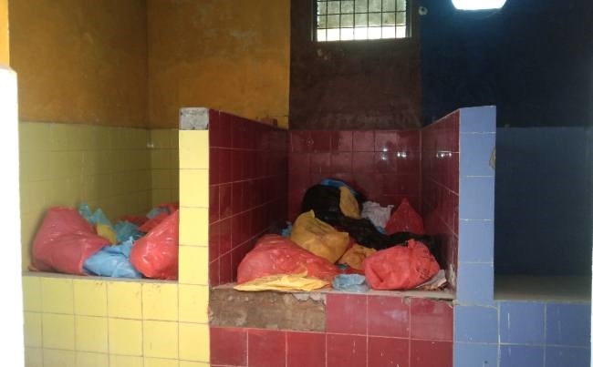 नहीं बना बायोमेडिकल वेस्ट शेड, बीमारी फैला रहा अस्पताल