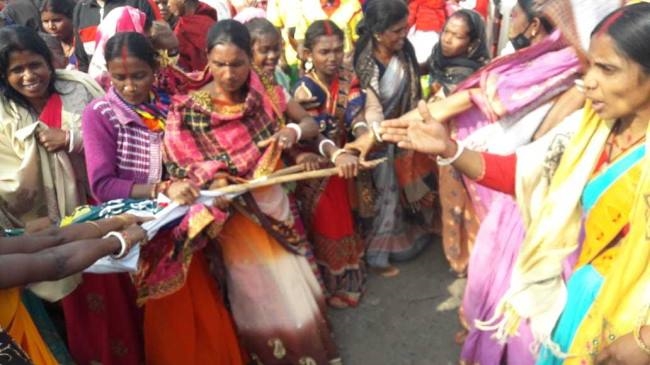 मुख्यमंत्री के पुतला दहन कार्यक्रम में आपस में उलझे आदिवासी-गैर आदिवासी कार्यकर्ता