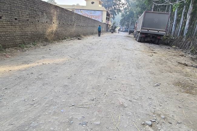 डामर गायब, गड्ढे तोड़ रहे कमर