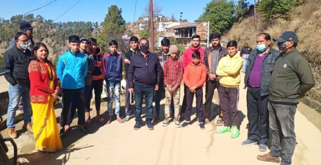 सड़क की दुर्दशा को लेकर गल्लागांव के ग्रामीणों ने ईई और एई का किया घेराव