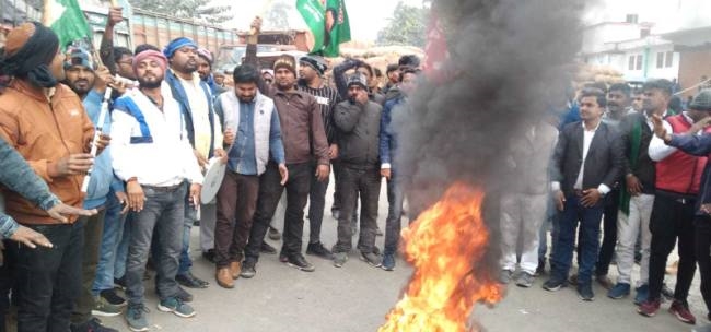 बिहार बंद का जिले में रहा असर, सड़क पर उतरे महागठबंधन व छात्र संगठन के नेता