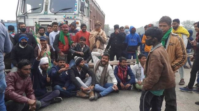 छात्रों पर हुए लाठीचार्ज के विरोध में बंद का रहा असर