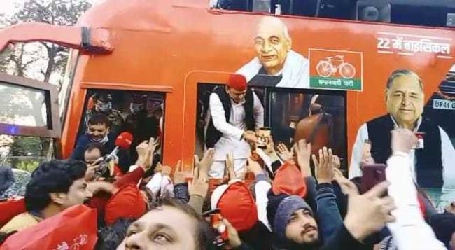 विजय रथ पर निकले अखिलेश और जयंत, हाईवे पर लगा जाम