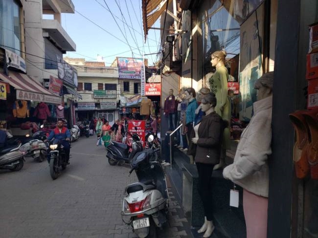 जिला मजिस्ट्रेट ने पाबंदियों को बढ़ाया, लोग नहीं कर रहे निमयों का पालन