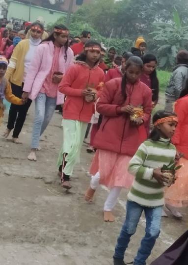 शतचंडी महायज्ञ की श्रद्धालुओं ने निकाली कलश यात्रा