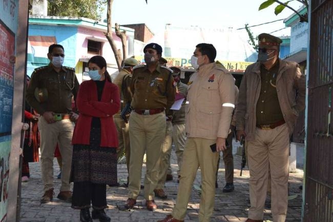 डीएम-एसपी ने किया मतदेय स्थलों का निरीक्षण