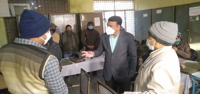 व्यय प्रेक्षक महिपाल सिंह ने किया कंट्रोल रूम का निरीक्षण