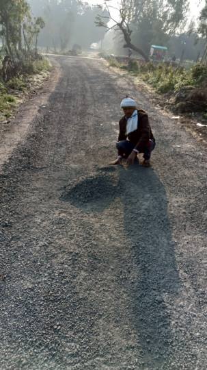 रिपेयरिग होते ही उखड़ गई सड़क, ग्रामीणों में आक्रोश