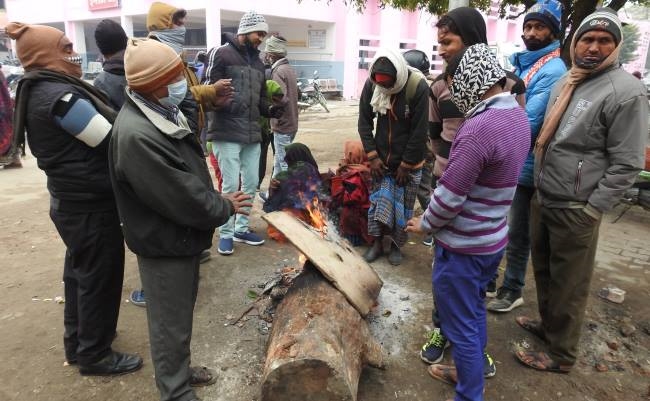 ठंडी हवाओं ने बढ़ाई गलन, परेशान रहे लोग