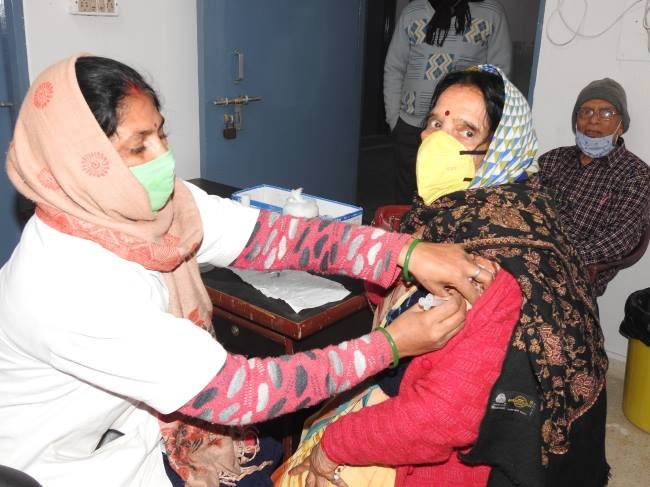 23458 कर्मियों को आज लगेगी बूस्टर डोज