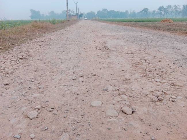 जर्जर सड़क, जलभराव से राह मुश्किल