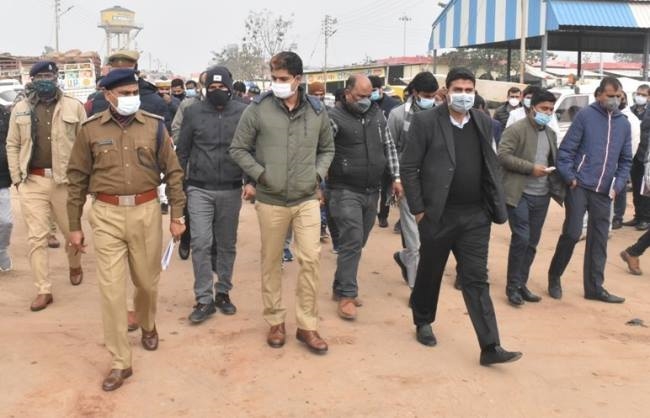 डीएम-एसपी ने किया नामांकन व मतगणना स्थल का निरीक्षण