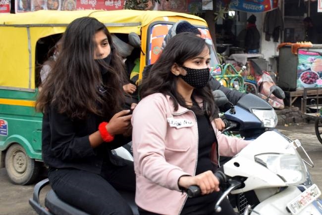 धूप खिलने के बावजूद तेज शीतलहर ने छुड़ाई कंपकंपी