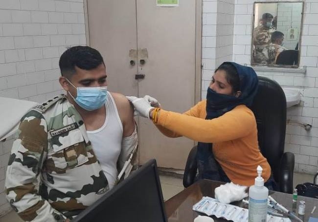 संक्रमित घटे, ठीक होने वालों की संख्या बढ़ी