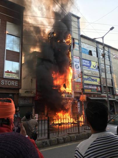 शार्ट-सर्किट से कार एसेसरीज शोरूम में लगी आग