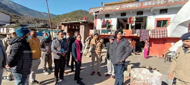 चुनाव प्रेक्षक ने मतदान केंद्रों का लिया जायजा