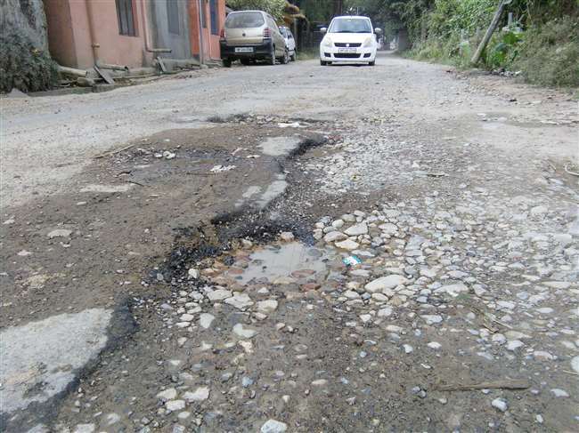 हादसों को दावत दे रही ढलियारा से डाडासीबा सड़क