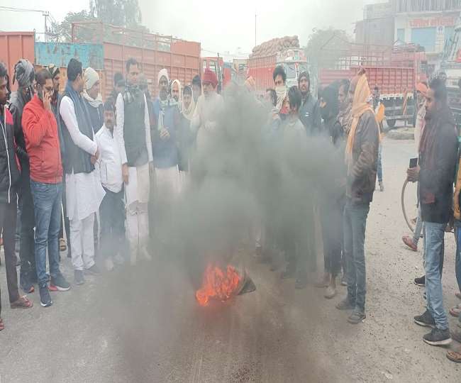 उत्तर बिहार में सड़क पर उतरे महागठबंधन के नेता व कार्यकर्ता, आवागमन बाधित