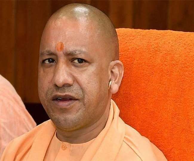 खराब मौसम के चलते विशेष विमान से बरेली एयरपोर्ट पहुंचे मुख्यमंत्री योगी, हेलीकाप्टर से रवाना हुए बिजनौर