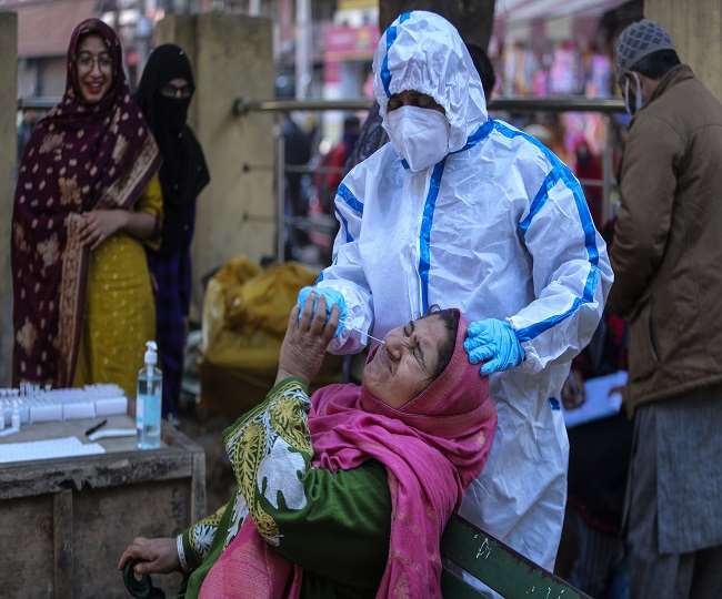 Coronavirus Updates: कोरोना के मामलों में आज फिर गिरावट, 24 घंटे में करीब ढाई लाख केस, एक्टिव मरीज भी कम हुए