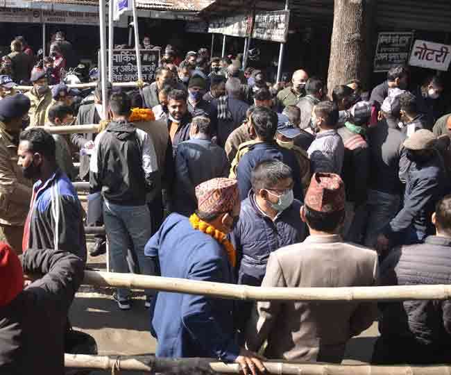 नामांकन पत्र दाखिल करते ही कोविड नियम ध्वस्त, कोरोना संक्रमण बढ़ने की आशंका