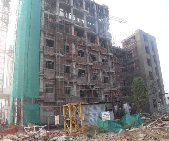कार्यदायी संस्था की लापरवाही, महर्षि देवरहा बाबा मेडिकल कालेज का निर्माण कार्य अभी भी अधूरा