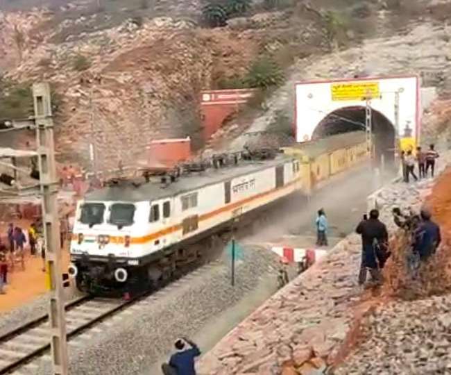 भारतीय रेल : देर रात नई रेल सुरंग को मिली हरी झंडी, रांची एक्सप्रेस पहली ट्रेन गुजरी