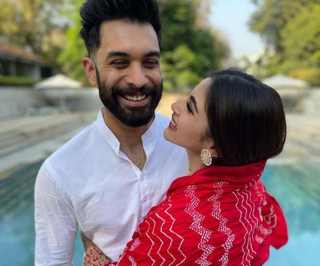नई नवेली दुल्हन मौनी रॉय ने गर्ल गैंग के साथ टेबल पर चढ़कर किया डांस, वायरल हुआ वीडियो