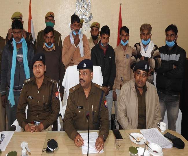 गांव में छिपाकर रखे थे चोरी के वाहन, पुलिस ने छापा मारकर सात को पकड़ा, आठ ट्रैक्टर व 12 बाइकें बरामद