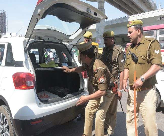 उरई : चेकिंग में दो कारों से 55 लाख रुपये बरामद, ब्योरा नहीं दे पाने पर जब्त हुई नकदी